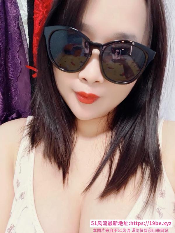 大胸肥臀小姐姐