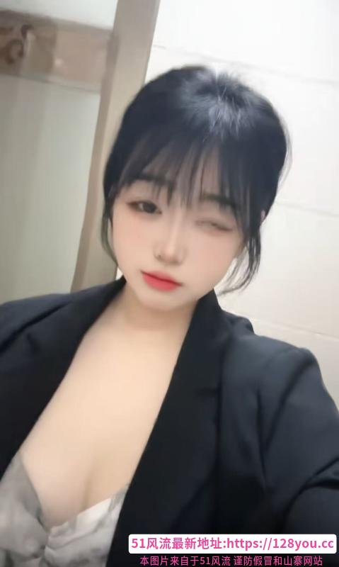 年轻微胖大胸妹
