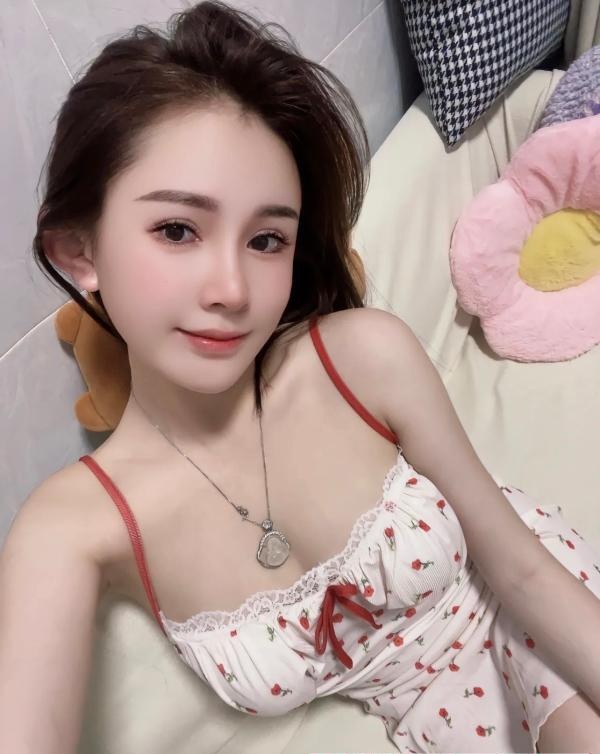 白嫩大奶小妹