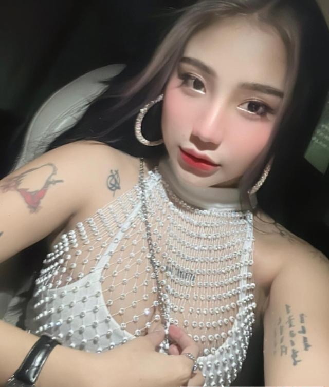 大胸纹身小妹
