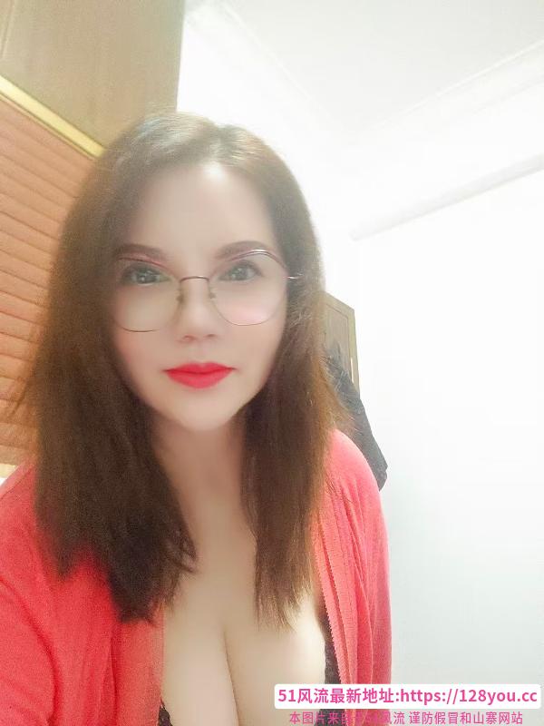 白云闷骚包臀熟女